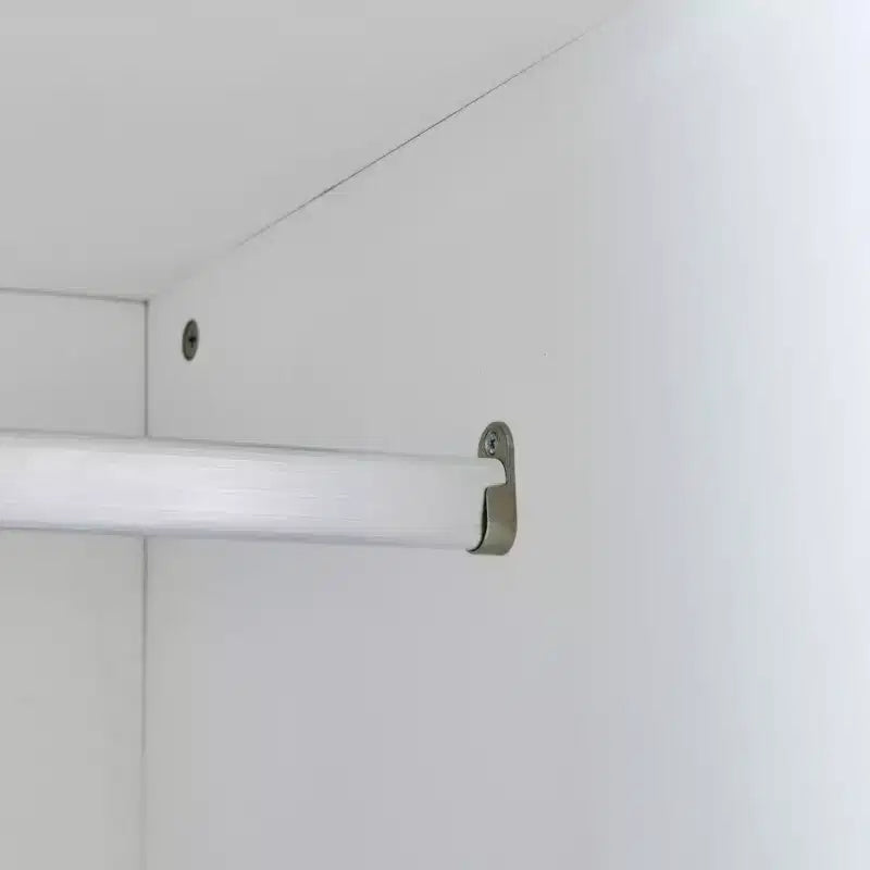 Letto a scomparsa matrimoniale con armadio integrato, cassetti e ripiani aperti, bianco