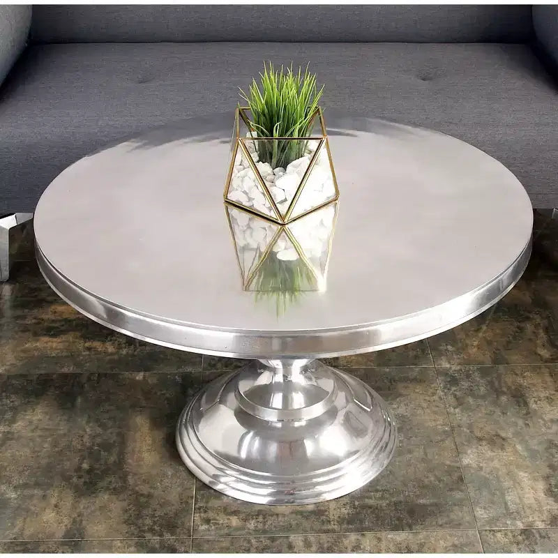 Tavolino da caffè tradizionale in alluminio, color argento, elegante struttura in ferro, design contemporaneo